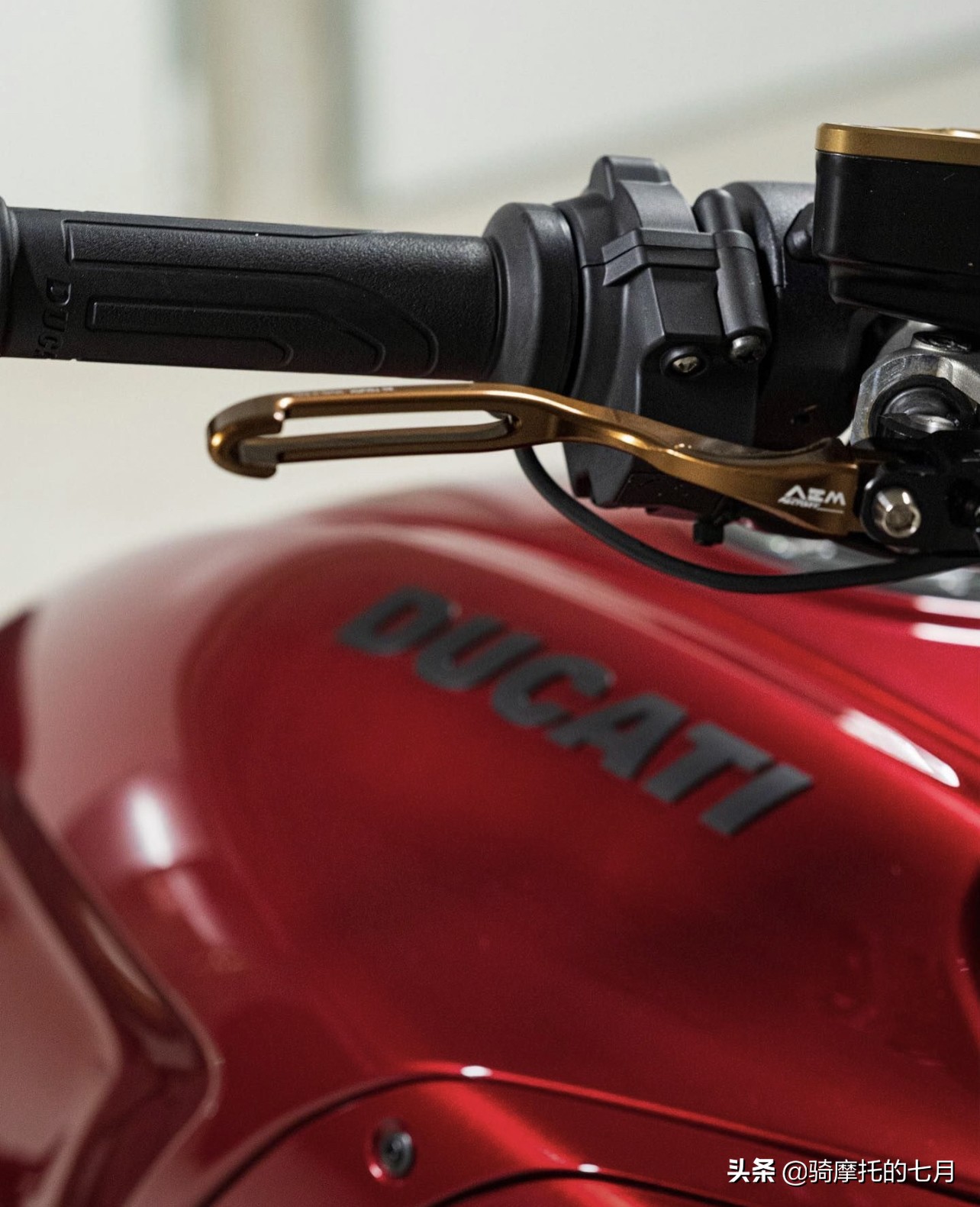 冬天骑杜卡迪是一种什么样的体验,路上偶遇杜卡迪红色大魔鬼