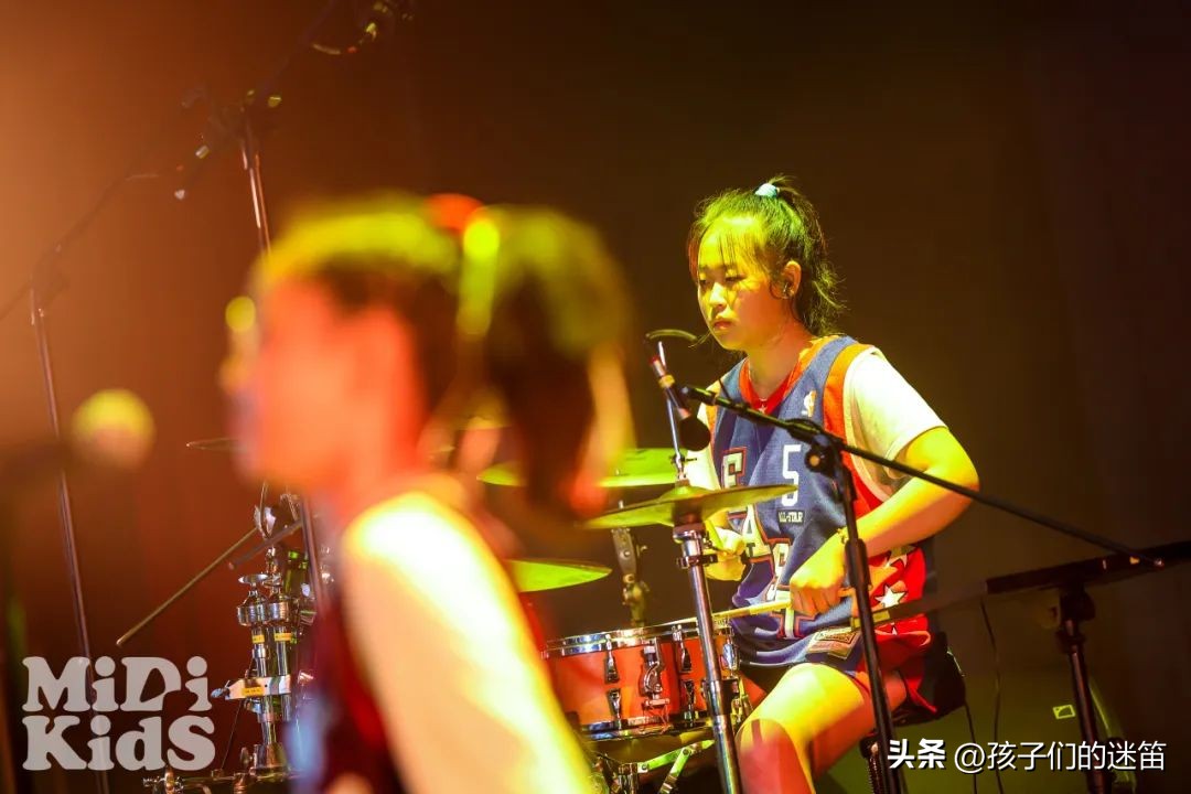 伙伴齐心，把舞台变成专属Party，得到来自原唱的鼓励