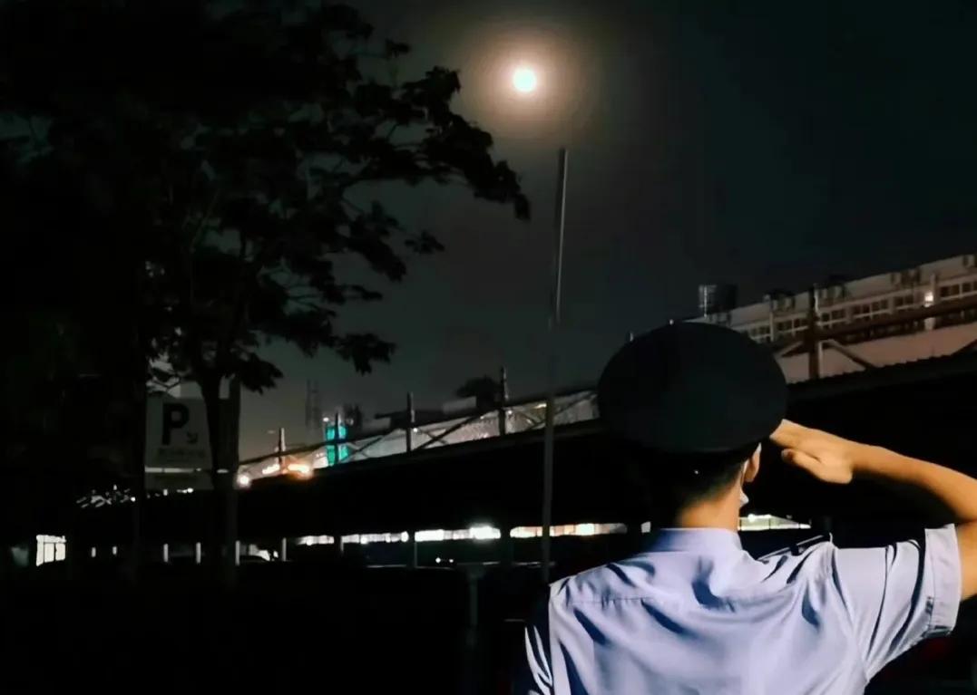 山东初中毕业想当警察怎么报考,女生考山警的条件和分数