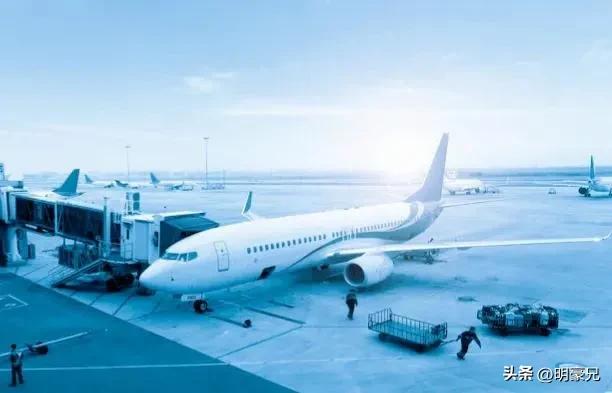 那年和女同事坐飞机，遭遇雷电惊魂，却意外牵手情缘