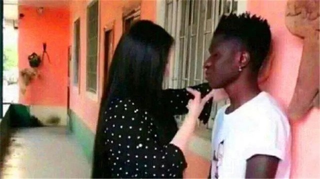 2009年，女毒贩为爱拒供黑人男友，被判死刑后哭着向父母表示忏悔