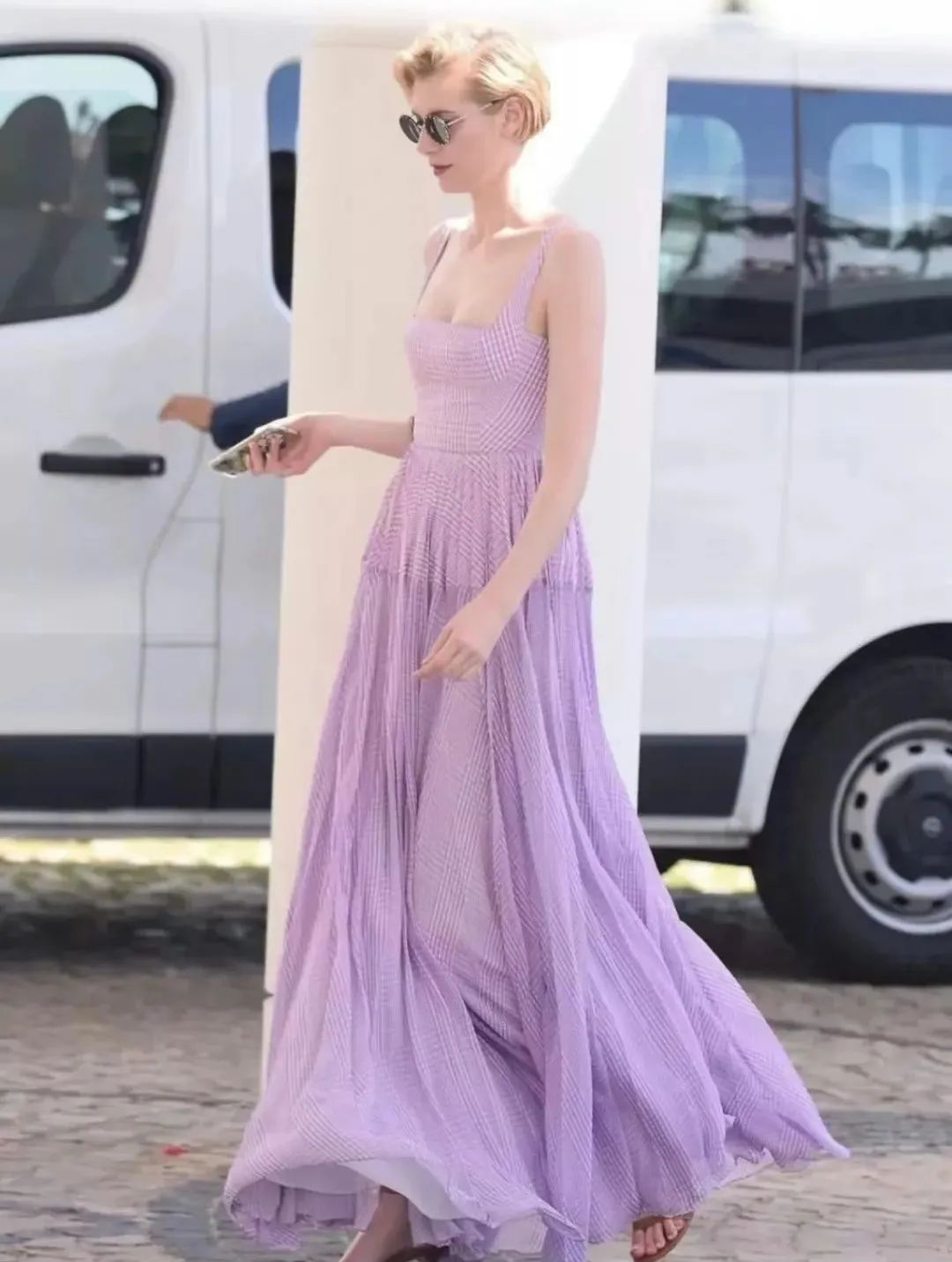 今年流行什么颜色显白气质女,今年流行一身浅淡色显白又好看