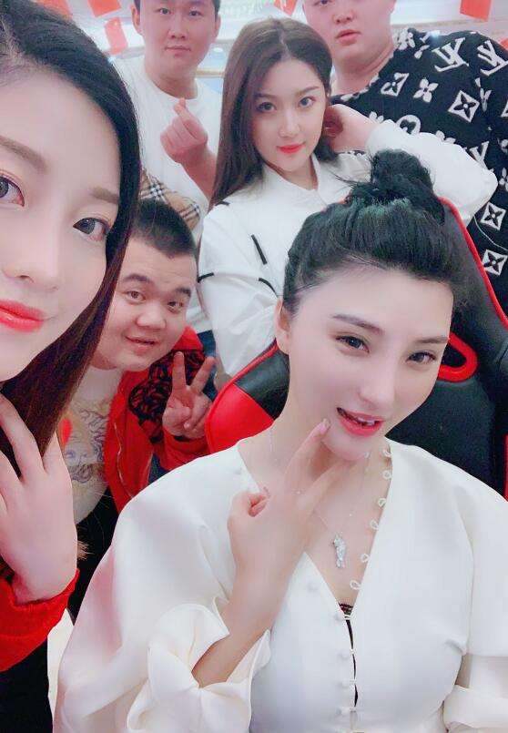 网红富婆租车拍视频装有钱人,养豹的富婆