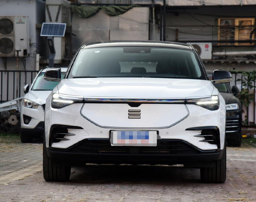 同为20W+纯电车，极狐这款车空间比天际ME7更宽敞，续航还更强