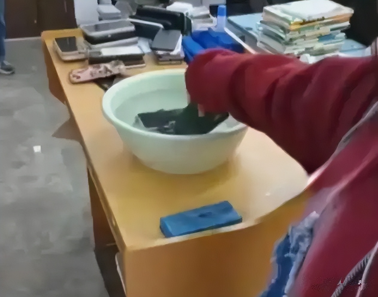 贵阳学校手机泡水后续赔多少,学校回应学生手机被泡水处置