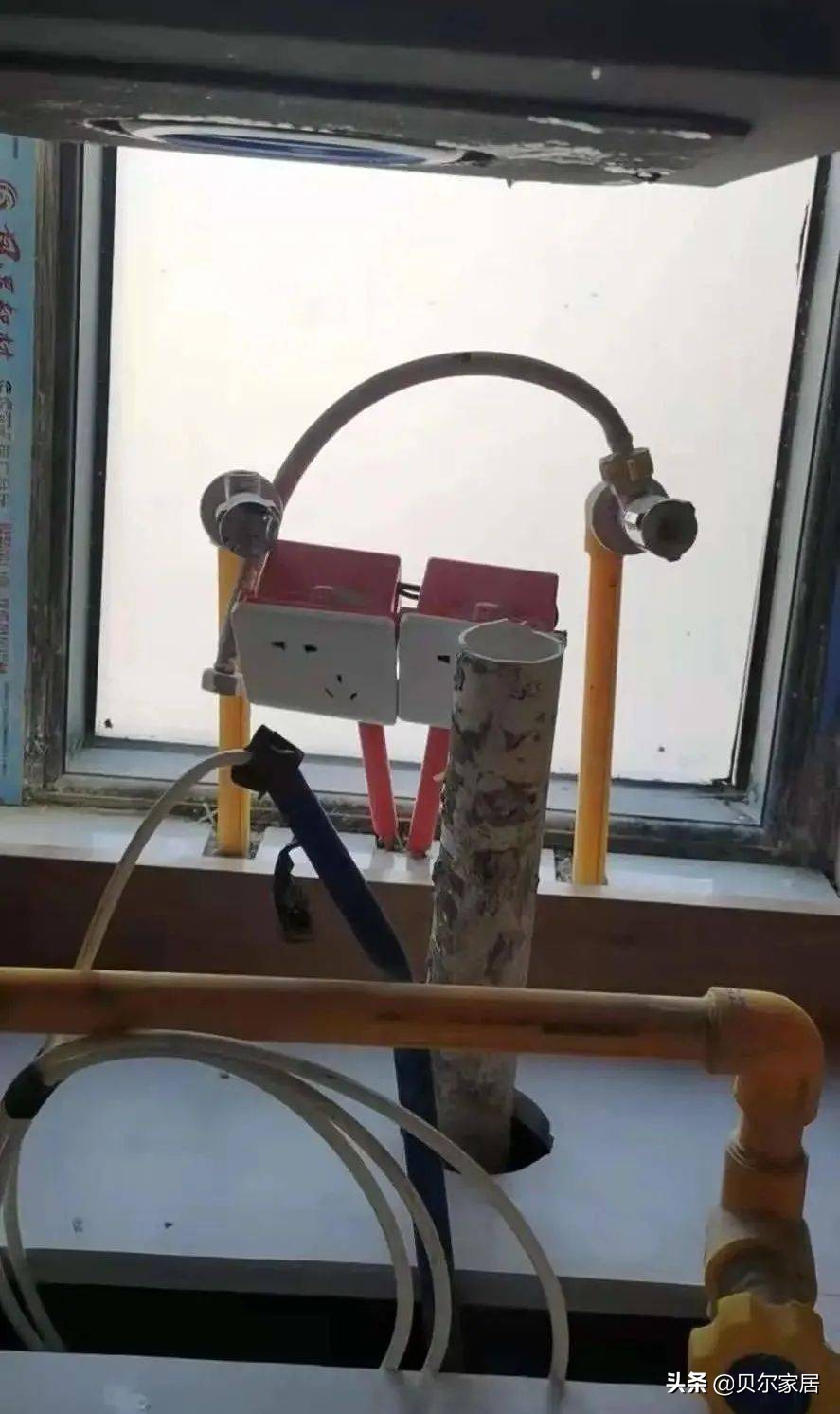 厨房瓷砖和开关插座翻车现场,悬浮电视墙翻车成品