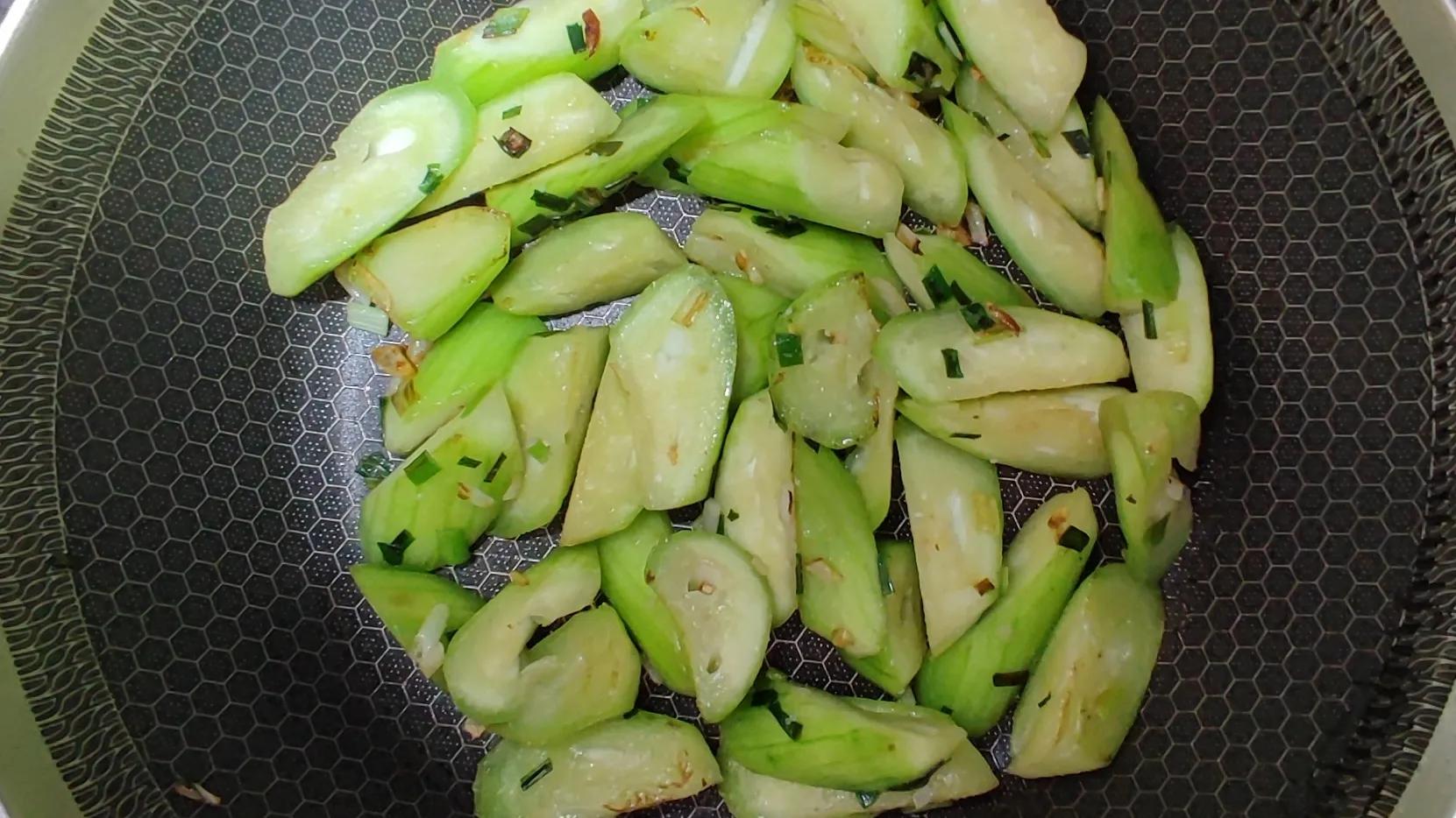 孕妈坐月子时喝的丝瓜鸡蛋汤做法,孕期鸡蛋丝瓜汤的家常做法