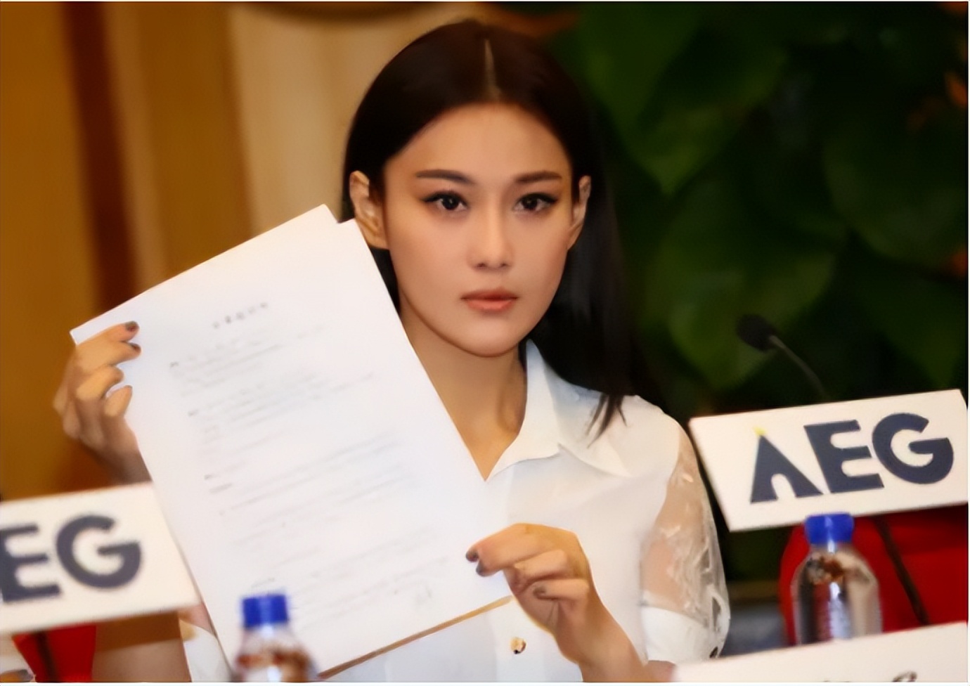 张馨予晒出老公何捷照片帅气迷人,张馨予和老公何捷婚后齐露面