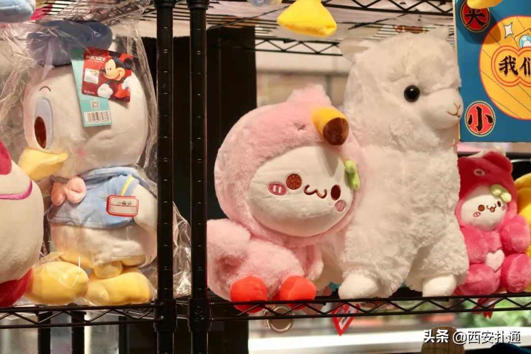 最近很火的夹娃娃机,夹娃娃机超大手办