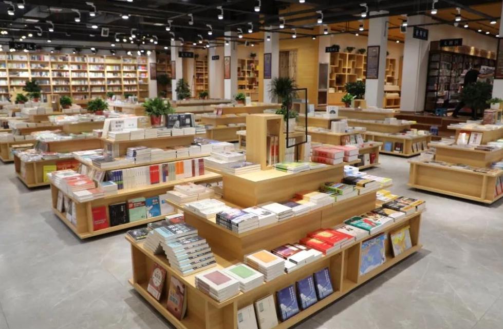 其实它是隐形富豪！大家都在“白嫖”的新华书店，到底靠啥赚钱？