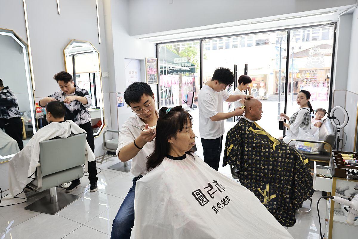 头发剪坏了理发店拒绝赔偿怎么办,头发被人剪坏了要求赔偿多少钱