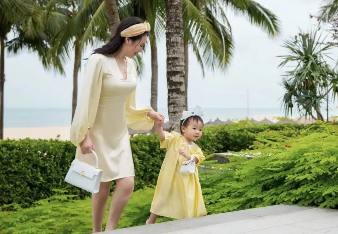 孟晚舟紫色连衣裙,孟晚舟蓝色连衣裙