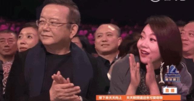 赵丽颖眼睛发炎上台领奖侧面照片,赵丽颖领奖神图高清照片