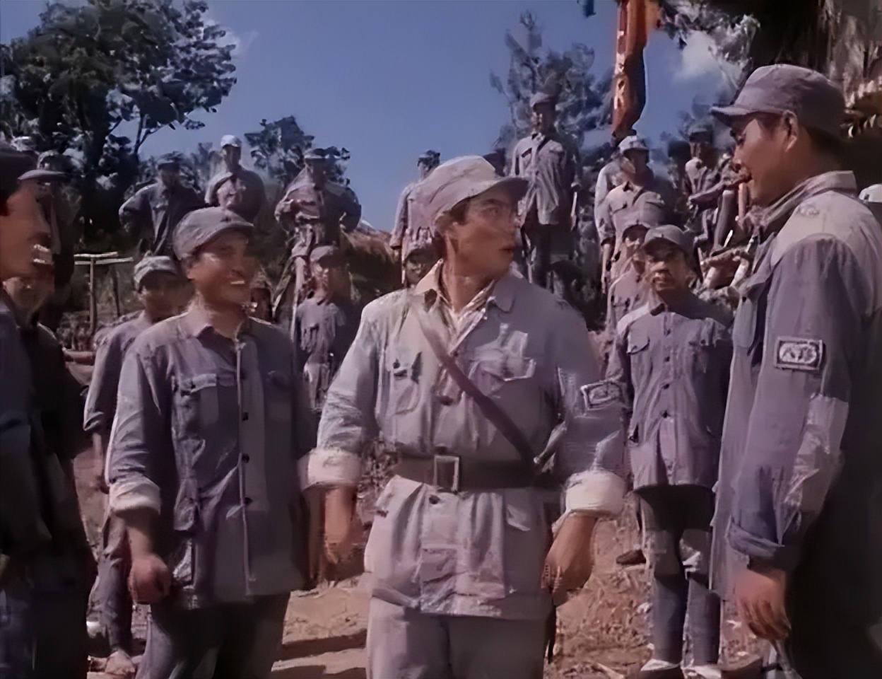 重庆山火扑救感人场景,重温重庆山火救援的感人画面