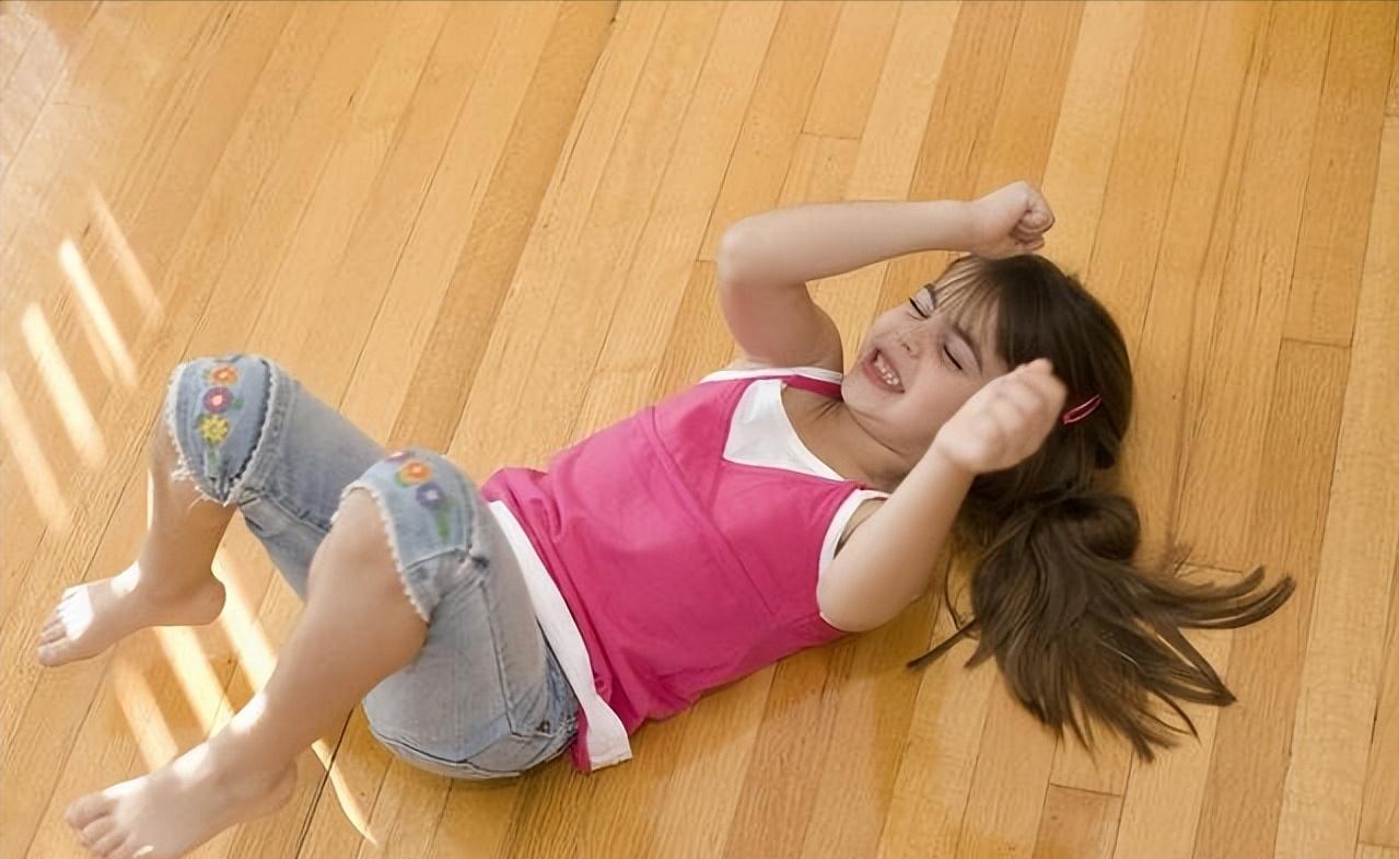 2岁宝宝哭闹一招搞定,宝宝2岁不到脾气倔强怎么办