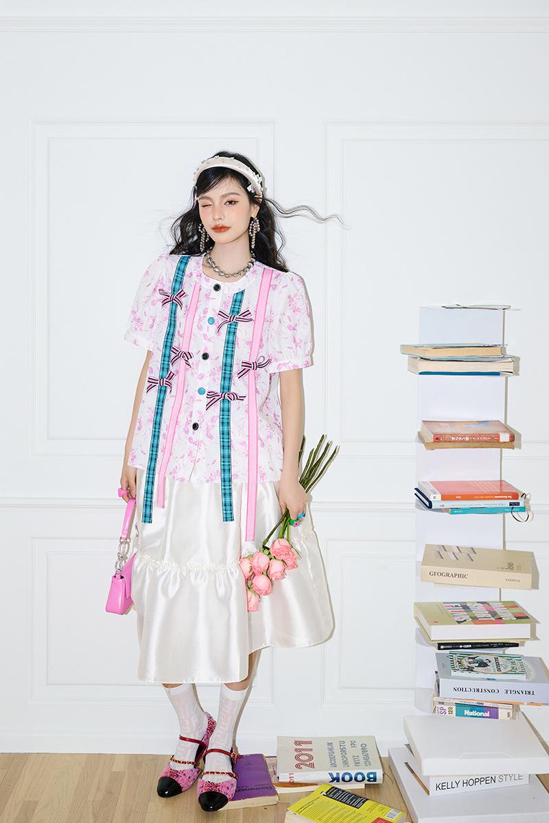 早春就要穿亮色系的,这个春天这样穿更好看时尚又减龄