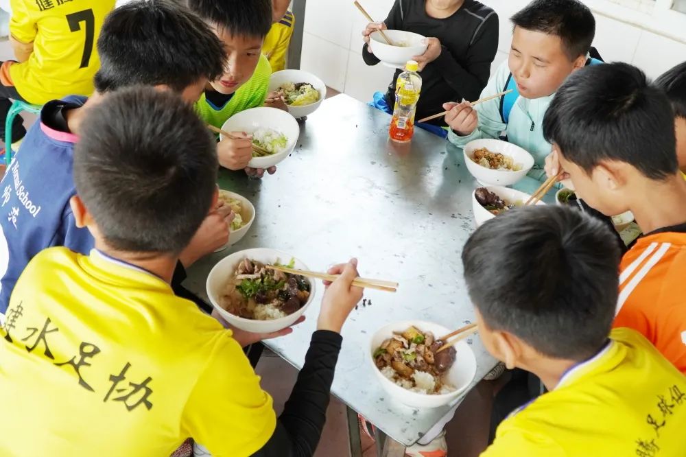 大山里的球场,大山里面的球场