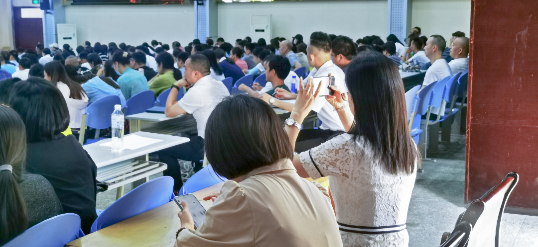 做一名幸福的老师——宜宾市南溪职业技术学校5·25心理健康讲座