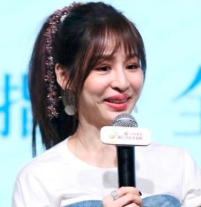 把最火的王心凌，与尴尬的汤唯放在一起，明星的遮羞布碎了一地