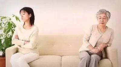 婆婆家宴说句话，儿媳要离婚：“吃十年鸡头鱼尾，我不是垃圾桶”