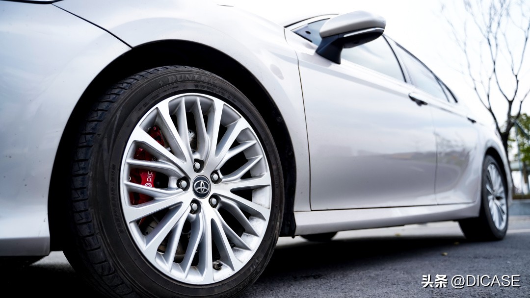 6代凯美瑞改装卡钳案例,迪卡司换刹车片