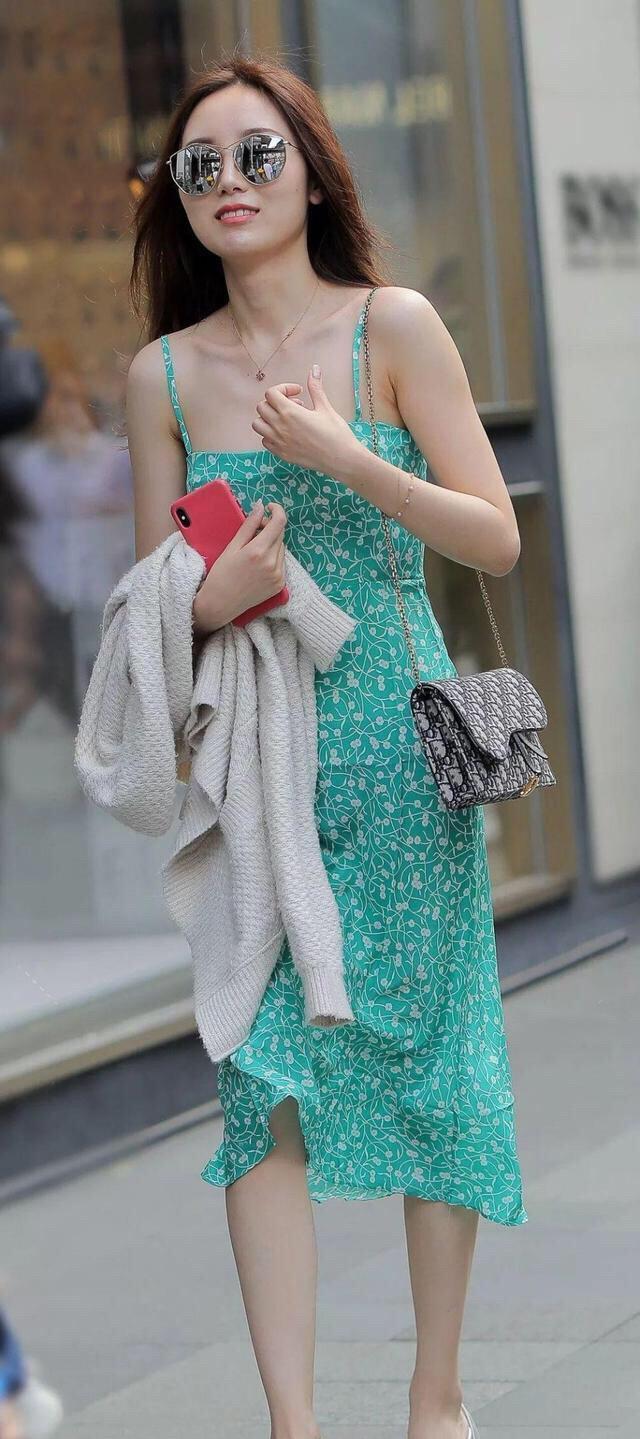 碎花连衣裙可以搭配黑色高跟鞋吗,红色碎花裙配白色高跟鞋好看吗