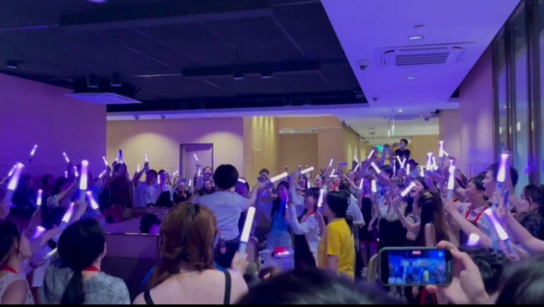 拼命搞钱的海底捞，夜市摆摊、演唱会门口拉客，半年狂赚22亿