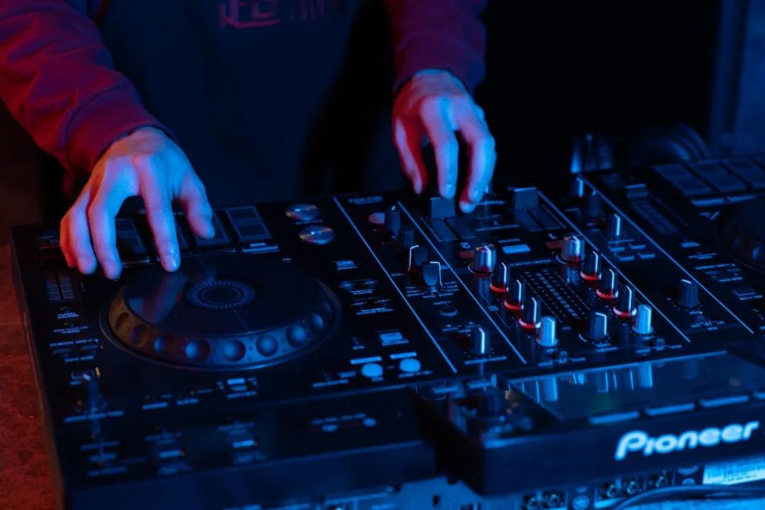 livehouse鐜板満鍚瓕姘涘洿,livehouse闊充箰鐜板満鎵撴灦