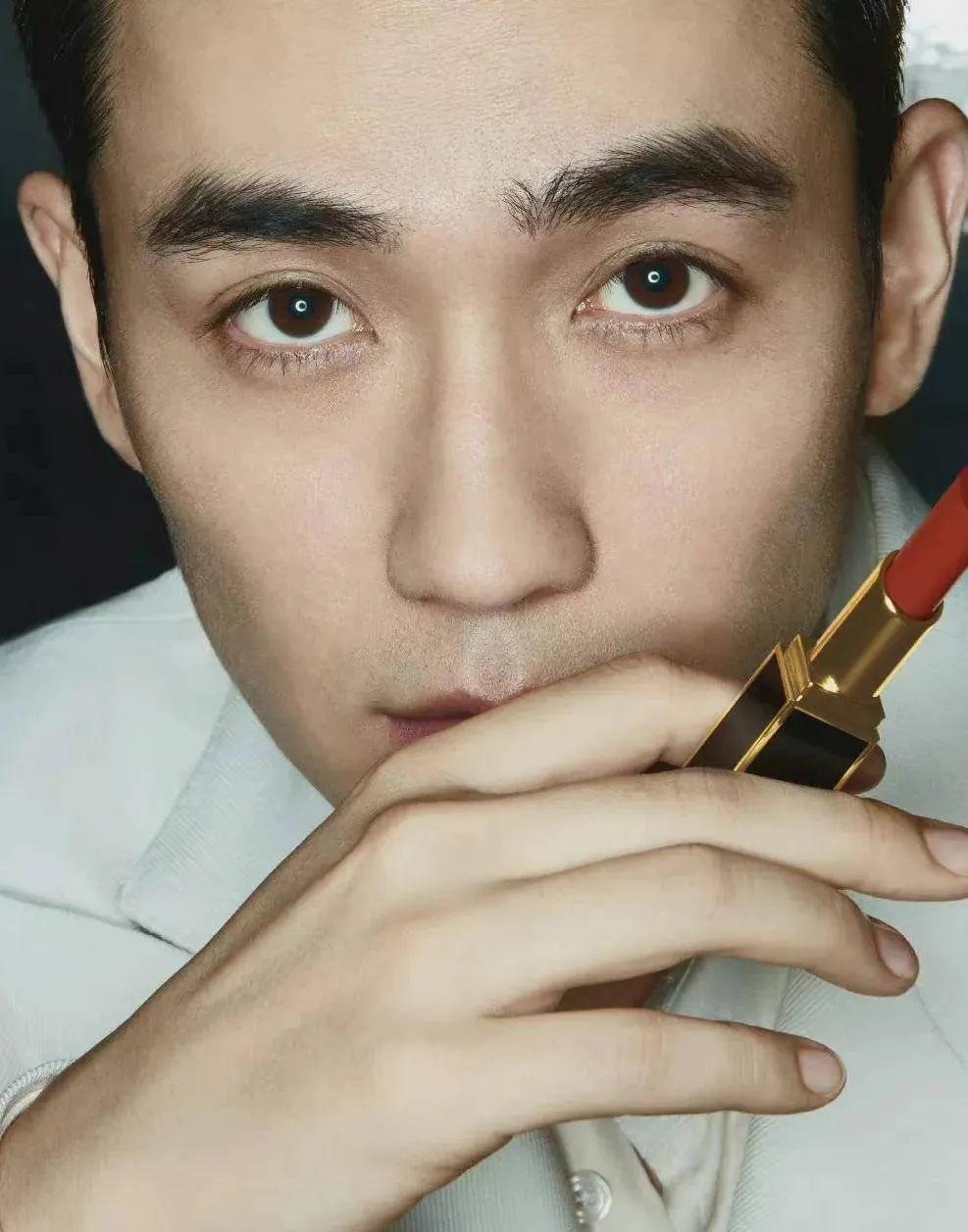 胡茬红唇，救命，代言化妆品的男明星太吓人了