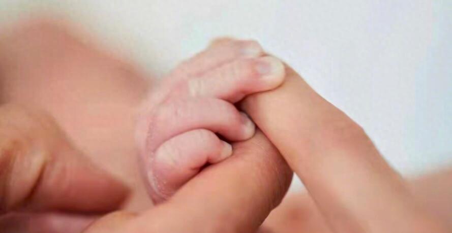 48岁林志玲高龄产子首露面,林志玲小腹微凸疑造人成功