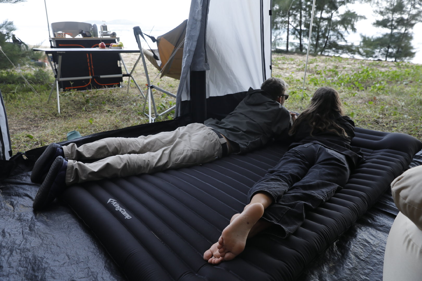 露营自动充气垫和充气床哪个好,自充气睡垫真的舒服吗