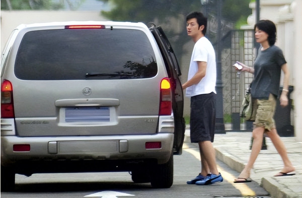 第一狗仔卓伟怎么火的,第一狗仔卓伟的传奇事件