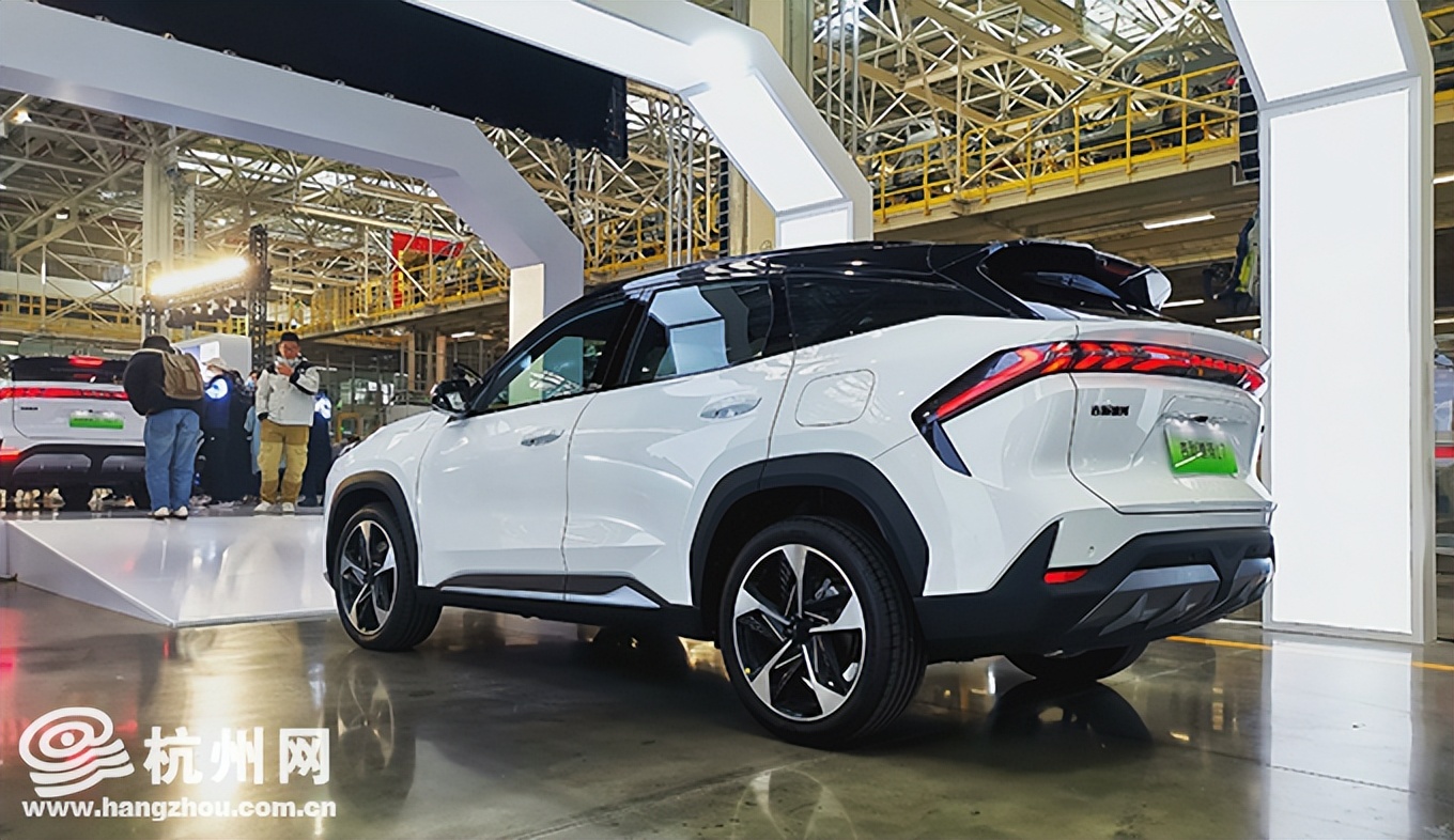 吉利汽车宝鸡智能工厂首台吉利银河L7量产车正式下线