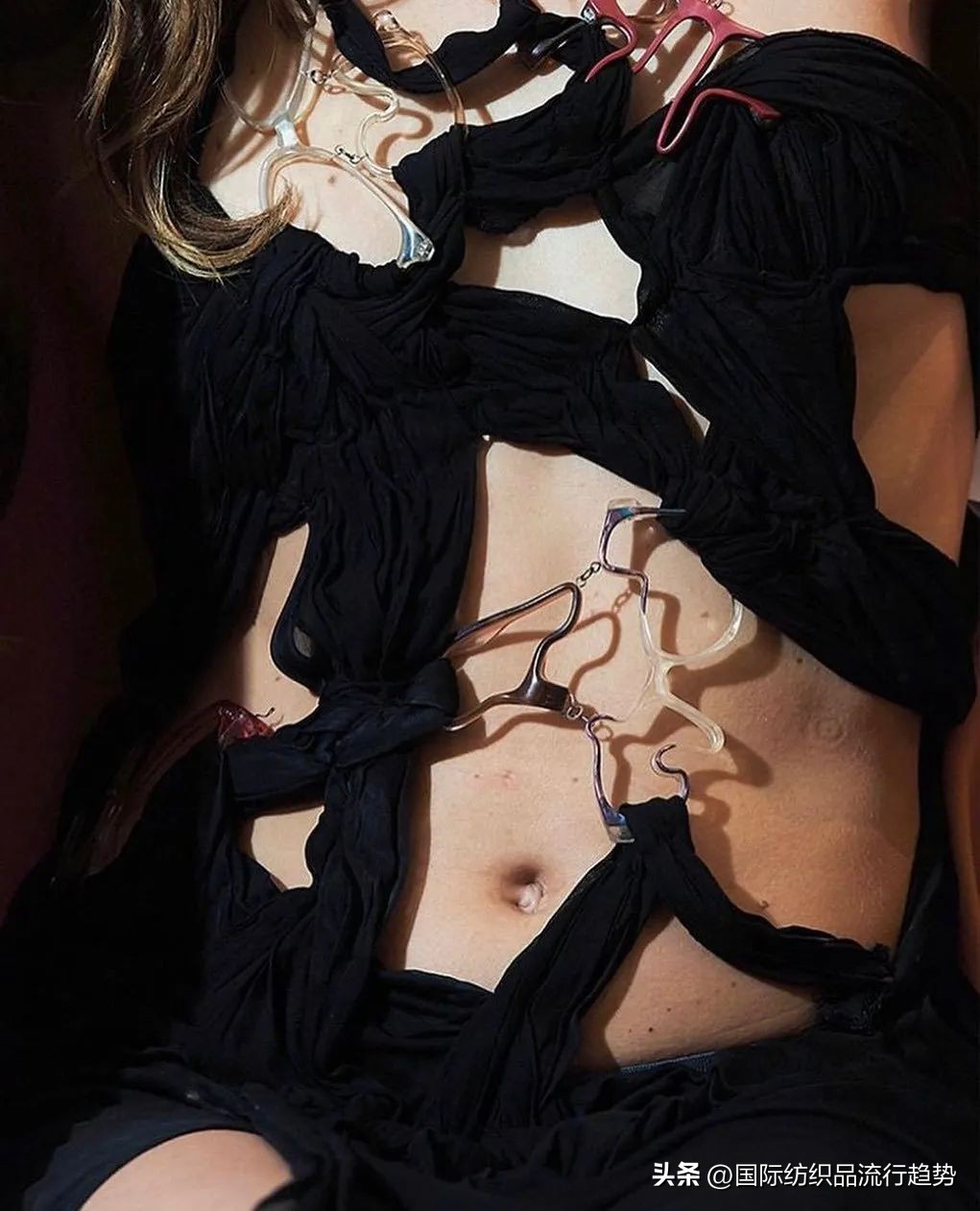 现实中的皇帝的新装,皇帝的新装设计