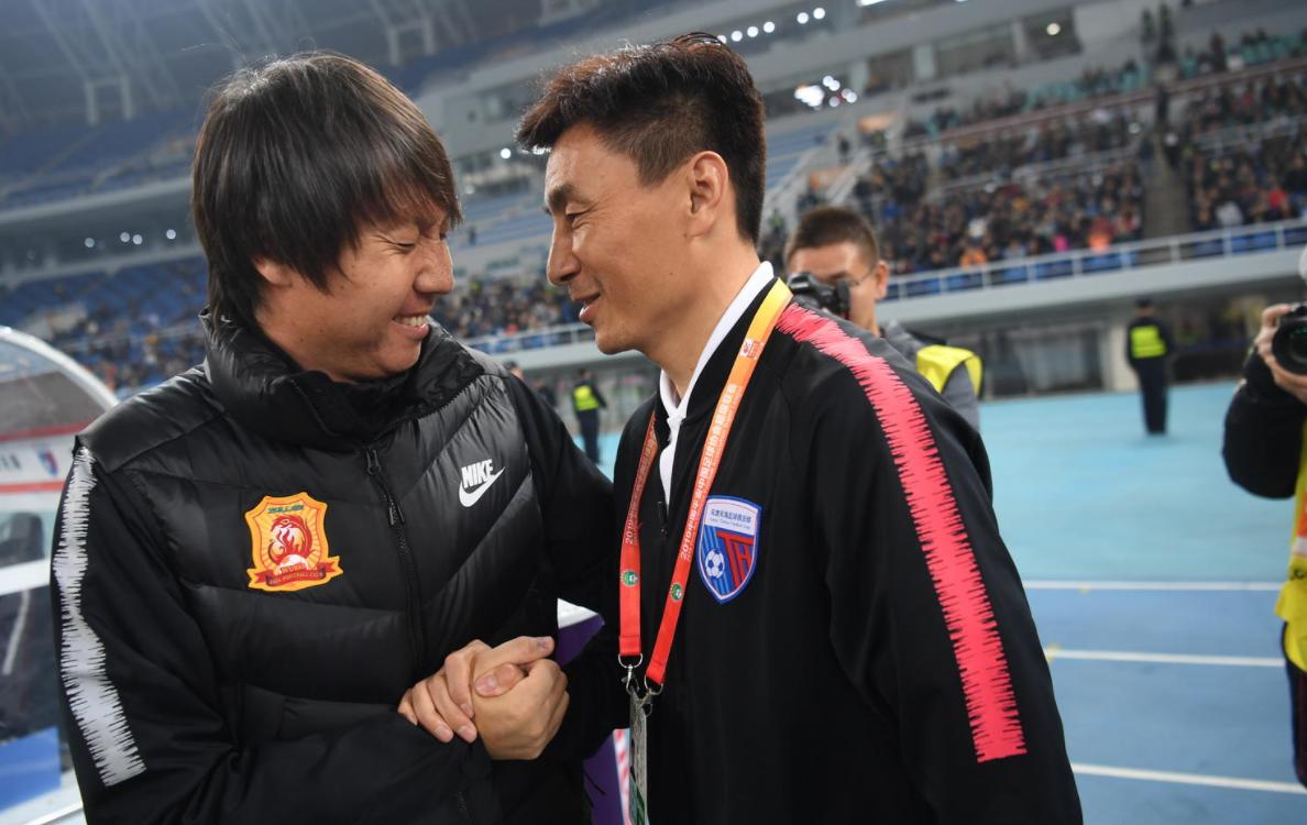 中超外援被队友绑住,曝中超多名球员被带走