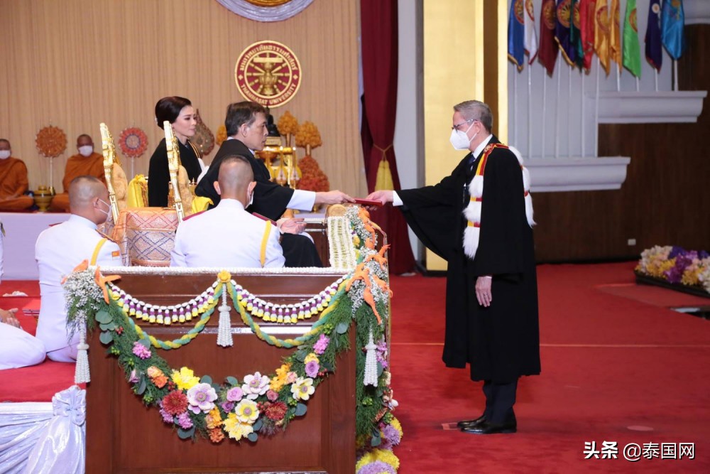 泰国国王携王后为法政大学毕业生颁发学位证