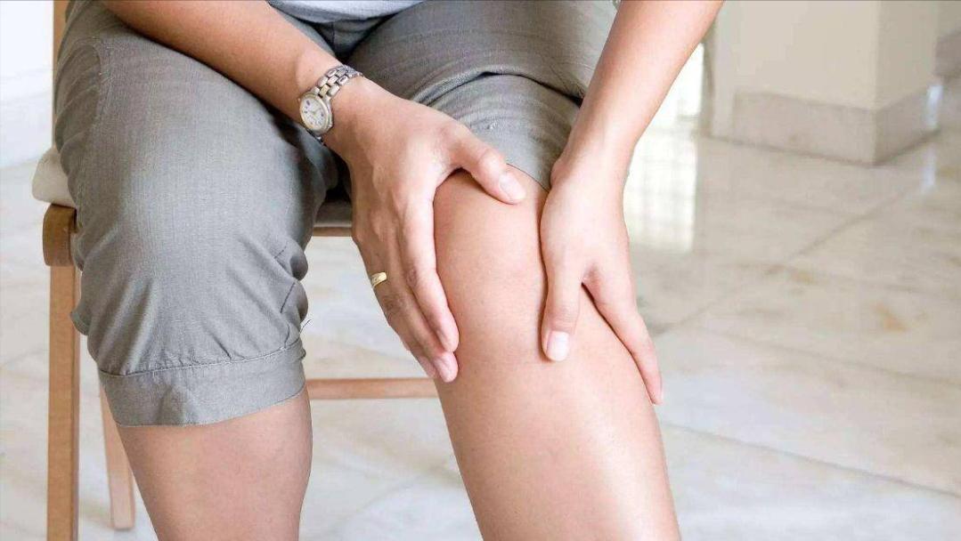 20岁每天压腿拉筋有啥好处,年纪大了老是会拉筋是怎么回事