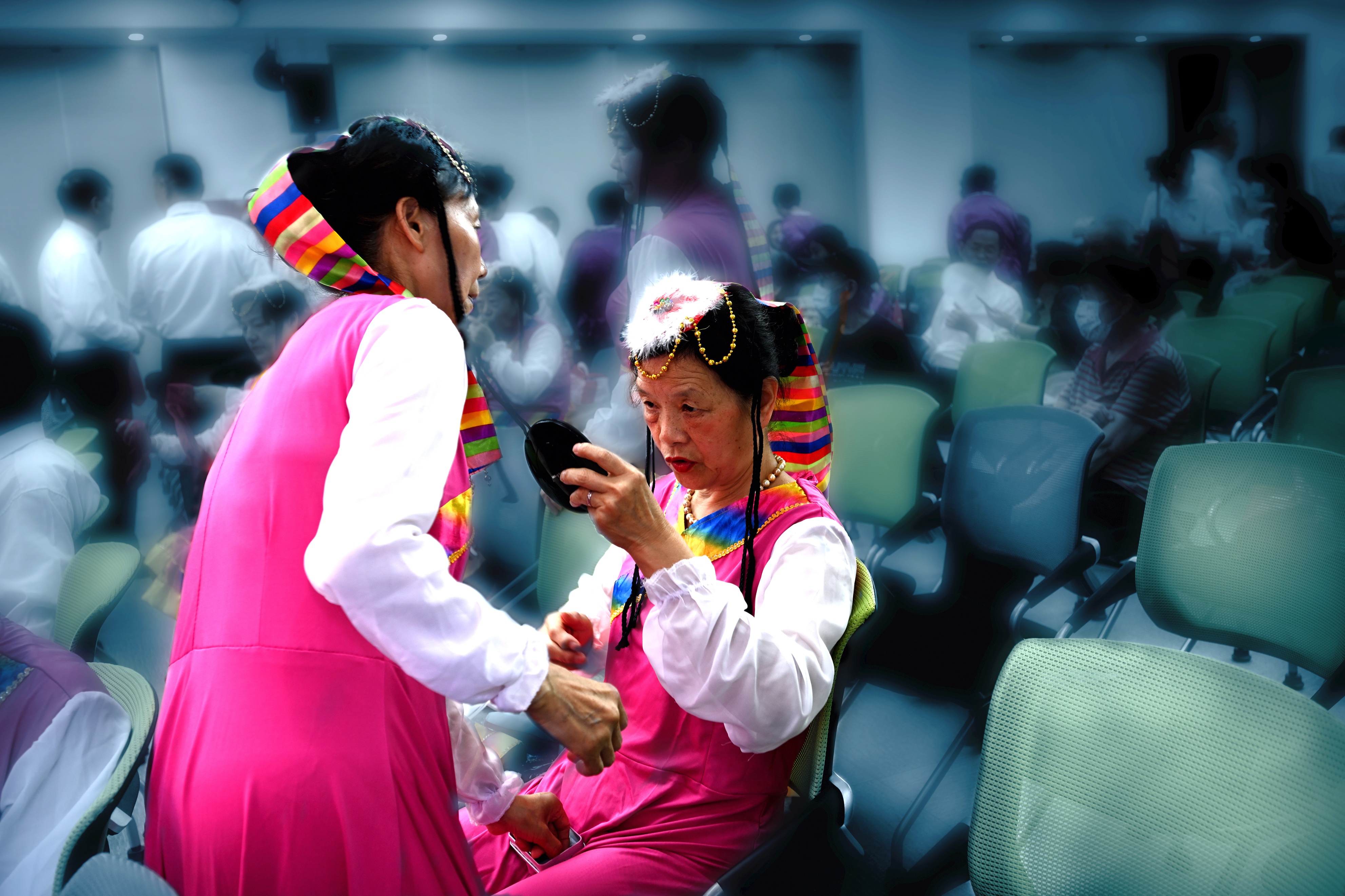 上海的老年人补贴在什么卡领取,上海的老年人相亲公园在哪