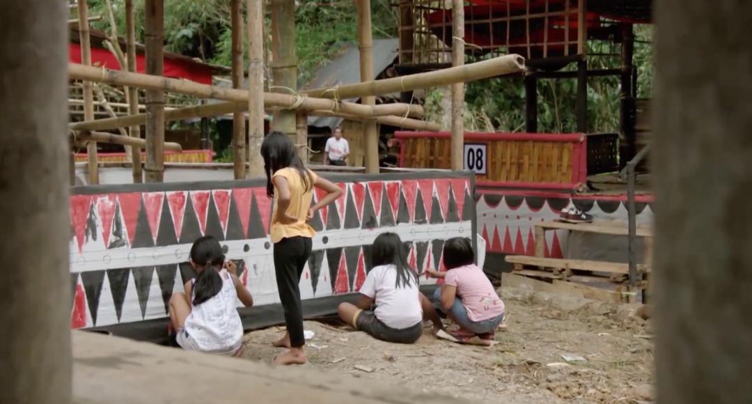 80后女孩记录世界奇葩葬礼，吸粉200万