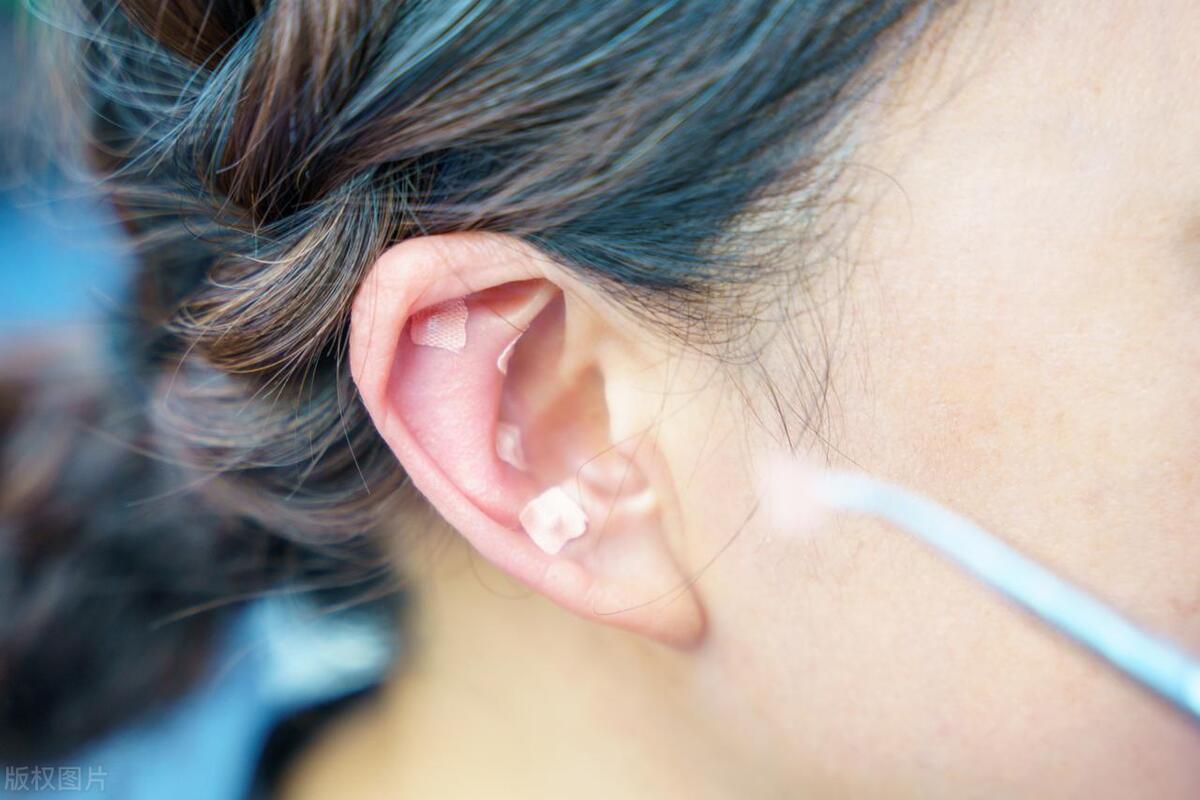 一上火耳朵就长疙瘩是怎么回事,耳朵后面长了个疙瘩是什么原因