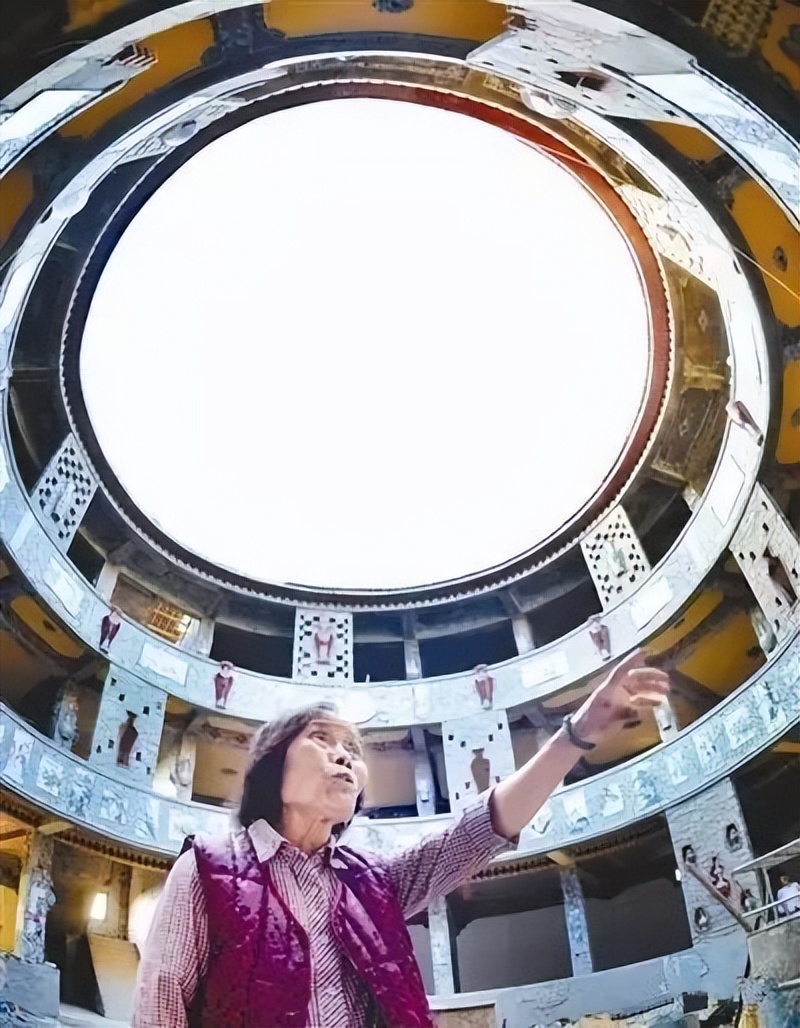 80岁老太5年造瓷宫花费6000万,老太太花6000万建瓷宫图片