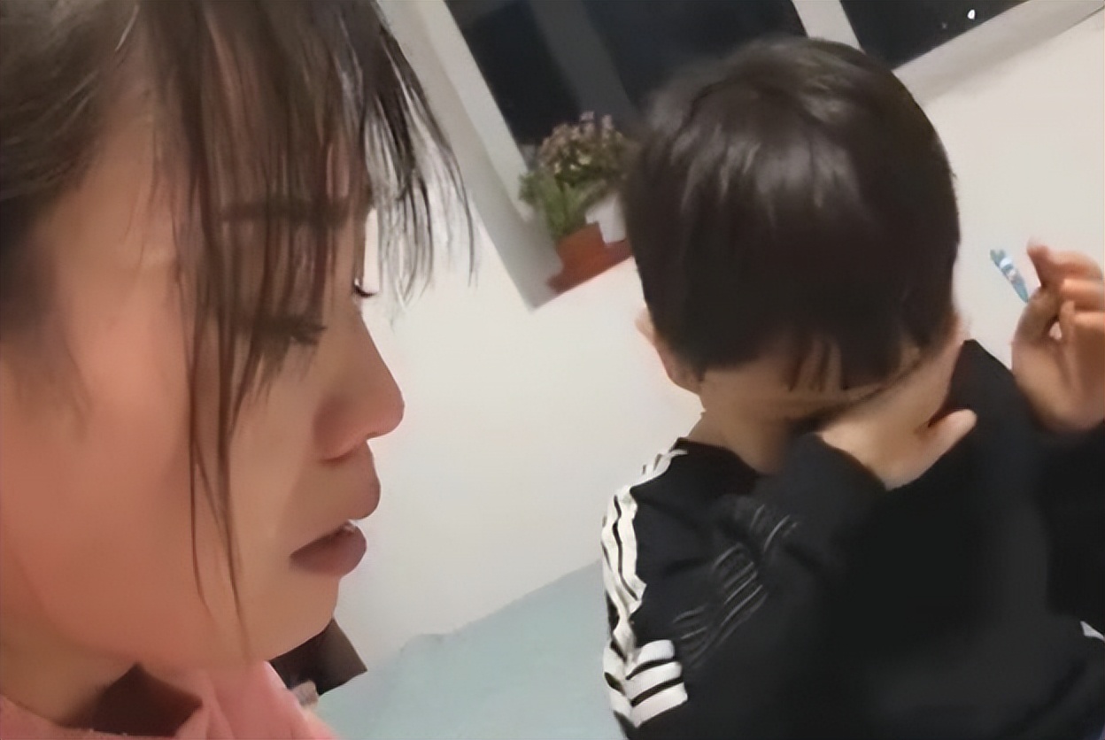 父亲拍断手骨,这得生多大的气?他为何怒发冲冠?一问,憋不住笑