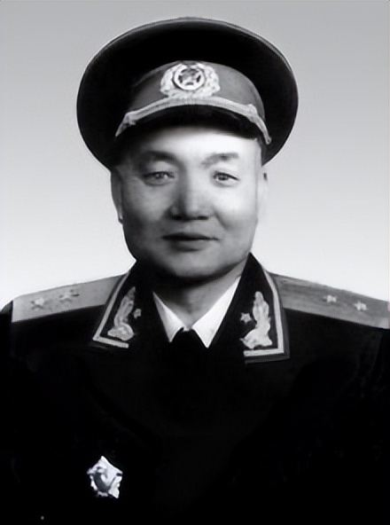 52年毛主席游孔林，突听“砰”一声响，他问孔子后人：这常打枪吗