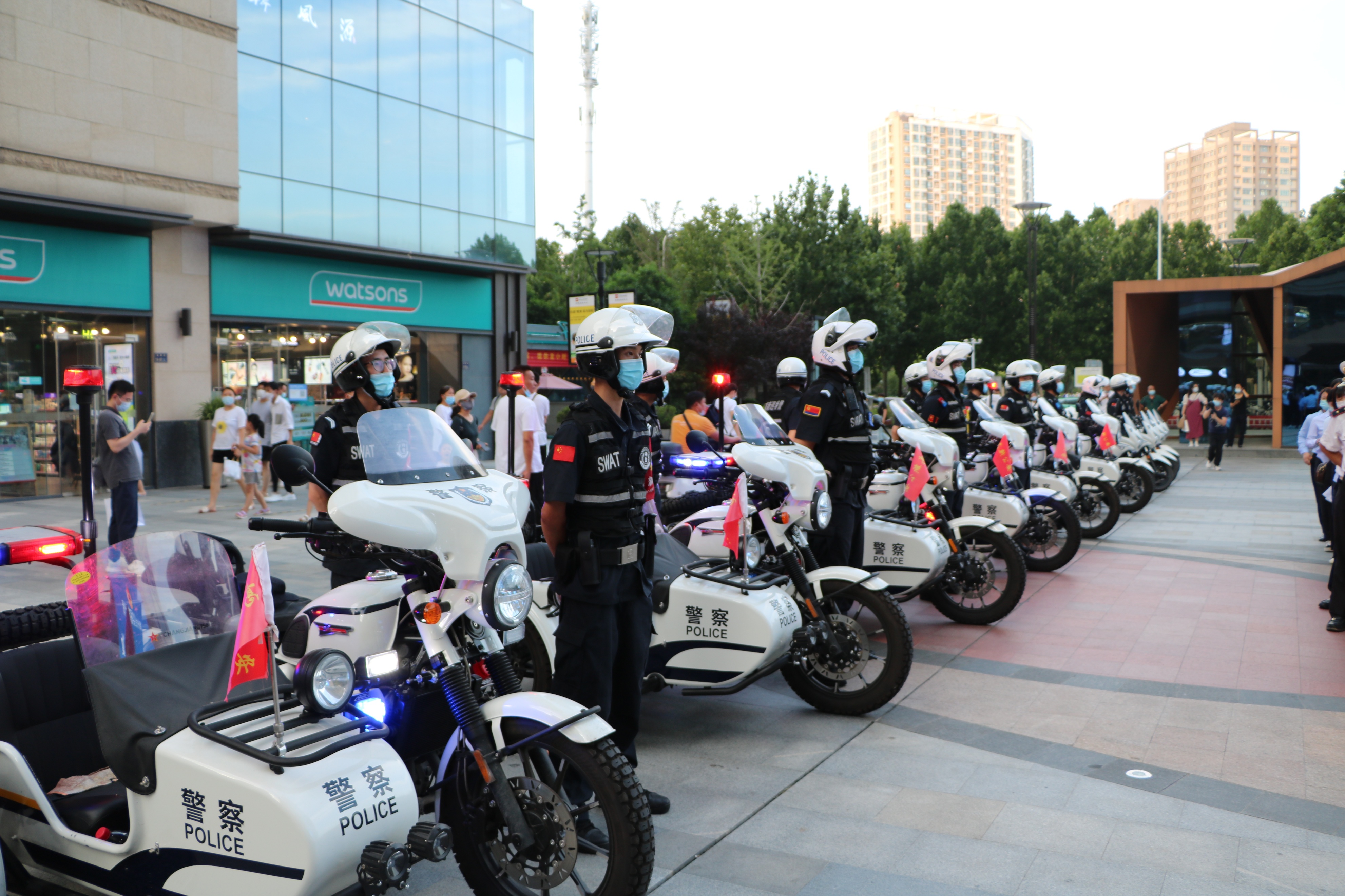 郑州公安开展夜间巡逻防控工作,河南公安开展夜间巡逻防控工作