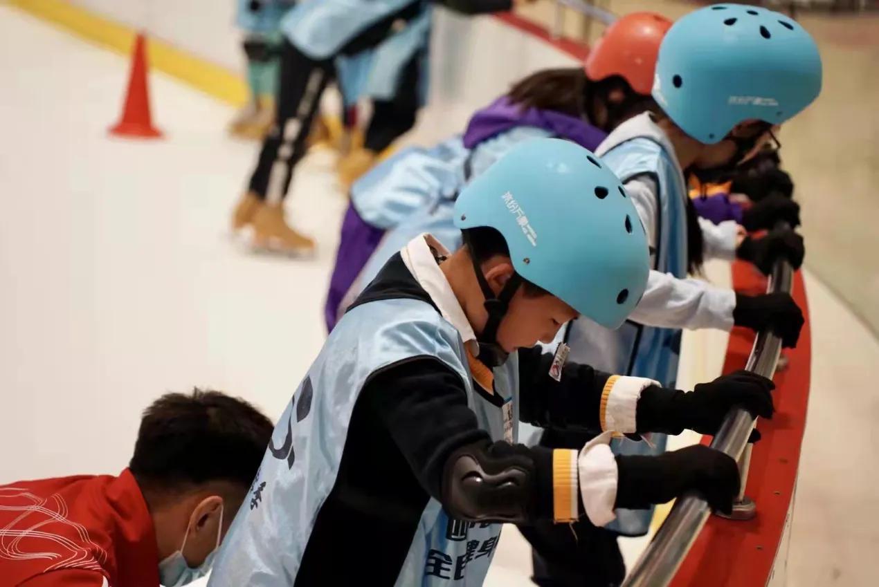 冰雪运动亲子操,冰雪运动孩子与家长合影