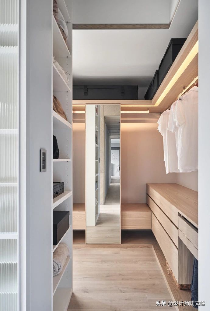 主卧厕所正对床用隐形门,主卫门对着床做隐形门