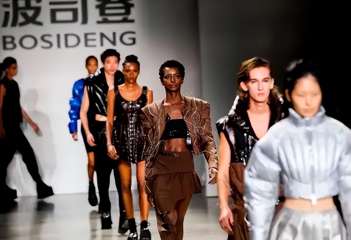 请回答2023，国产服装品牌如何摆脱“红海”之争