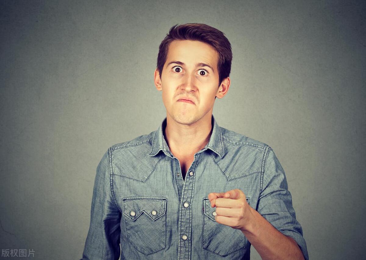 同事像领导一样指指点点,同事不干活还指手画脚怎么回应