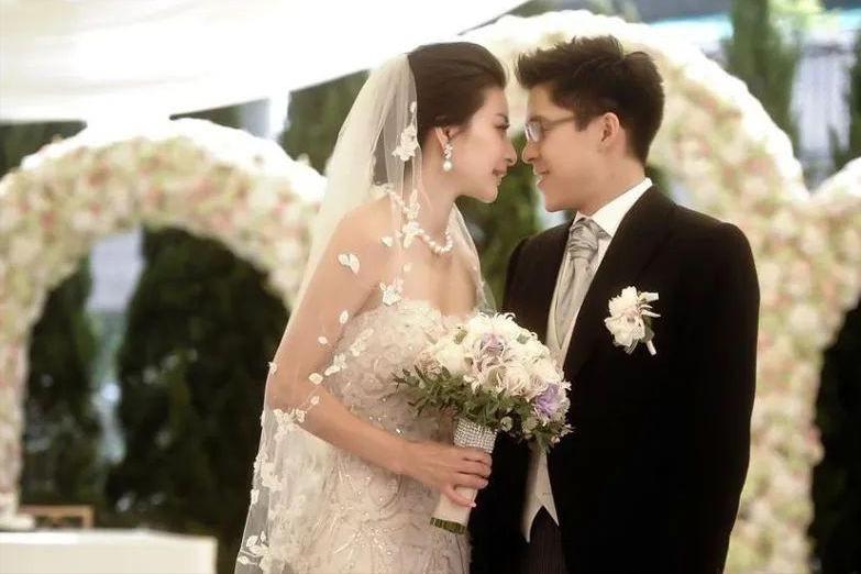 郭晶晶背小布包和老公上街购物 (郭晶晶用的帆布爱马仕包)