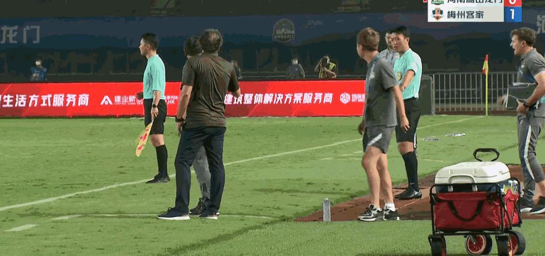 中国足球又上演全武行，口嗨行，侯宇被爆嘴巴不干净，被人追打